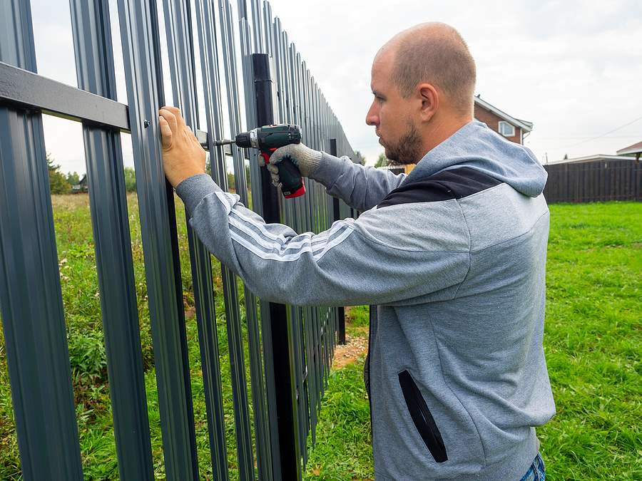 Najważniejsze zalety sztachet metalowych