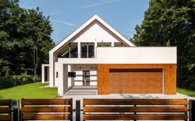 Metal czy drewno? Porównanie materiałów na sztachety