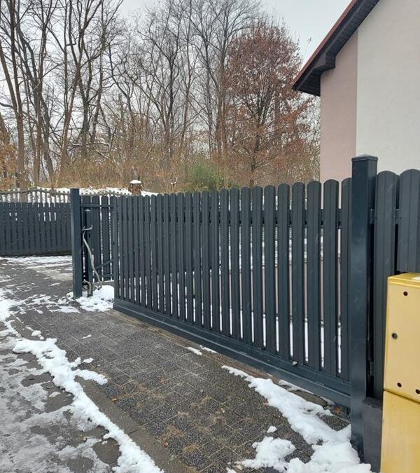 Sztachety Metalowe vs. Drewniane: Analiza Kosztów i Korzyści