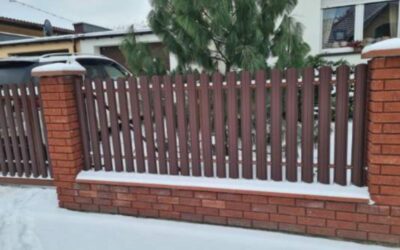 Sztachety Metalowe vs. Drewniane: Które Ogrodzenie Wybrać?
